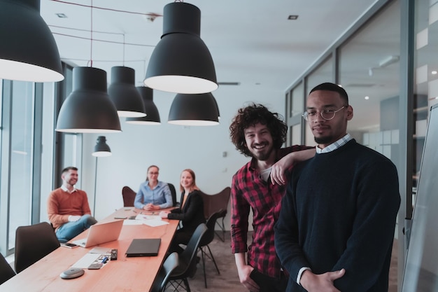 Retrato de dois felizes empresários do milênio no escritório moderno dois empresários sorrindo e lo