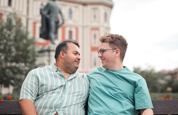 retrato de dois homens em um parque