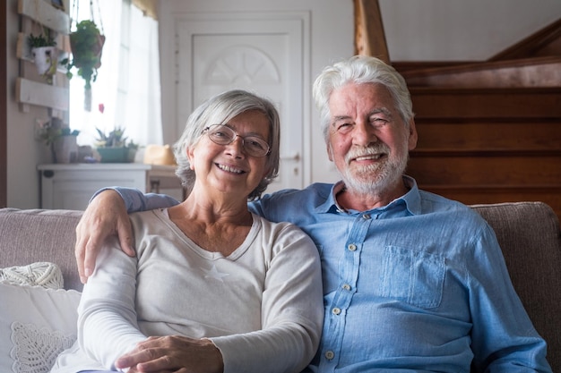 Foto retrato de dois idosos felizes e saudáveis sorrindo e olhando para a câmera fechar os avós maduros curtindo e se divertindo juntos em casa indoorxa