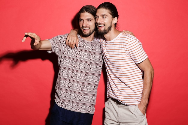 Retrato de dois irmãos gêmeos sorridentes