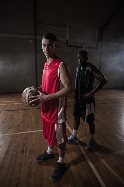 Retrato de dois jogadores de basquete posando