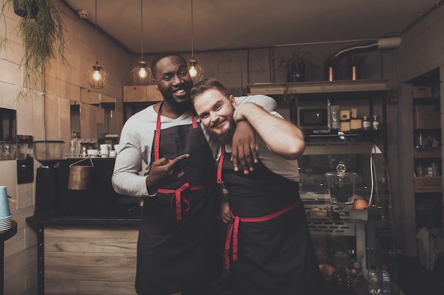 Retrato, de, dois, jovem, macho, barista, em, trabalho, espaço