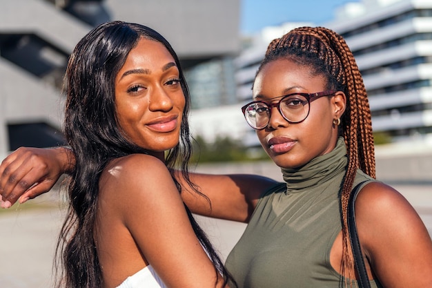 Retrato de dois jovens amigos negros posando olhando para a câmera, conceito de amizade e estilo de vida urbano