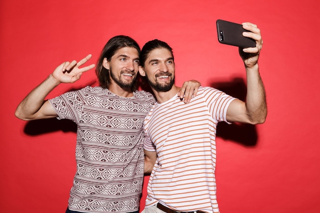 Retrato de dois jovens irmãos gêmeos felizes