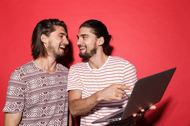 Retrato de dois jovens irmãos gêmeos felizes