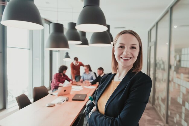 Retrato de dona de empresária feliz em empresária de escritório moderno sorrindo e olhando para a câmera b