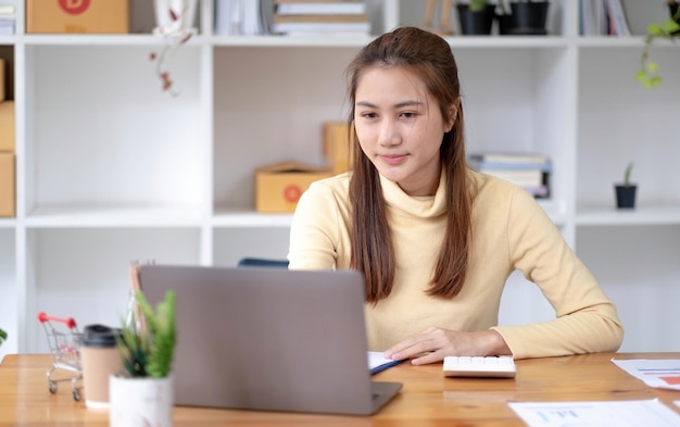 Retrato de donas de pequenas empresas empreendedoras que trabalham na caixa de recebimento e verificam pedidos on-line para se preparar para embalar as caixas vender para clientes pequenas ideias de negócios on-line