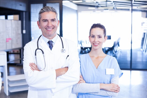 Retrato, de, doutor enfermeira, ficar, junto, com, braços cruzaram, em, hospitalar