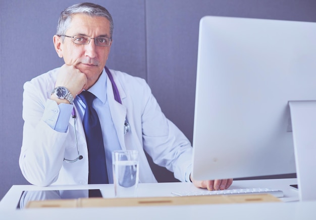 Retrato, de, doutor sênior, sentando, em, escritório médico