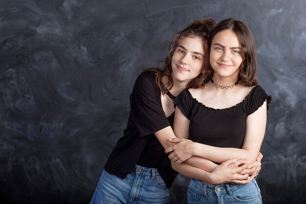 Retrato de duas adolescentes sorridentes naturais. Feche o retrato do estilo de vida dos melhores amigos de duas meninas.