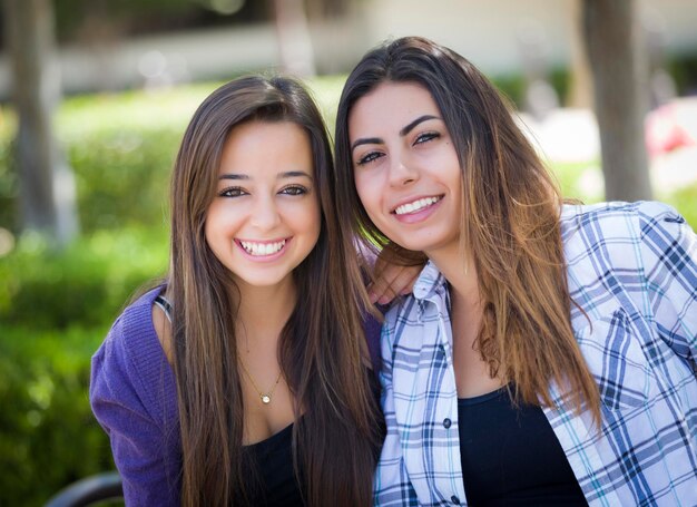 Foto retrato de duas amigas de raça mista