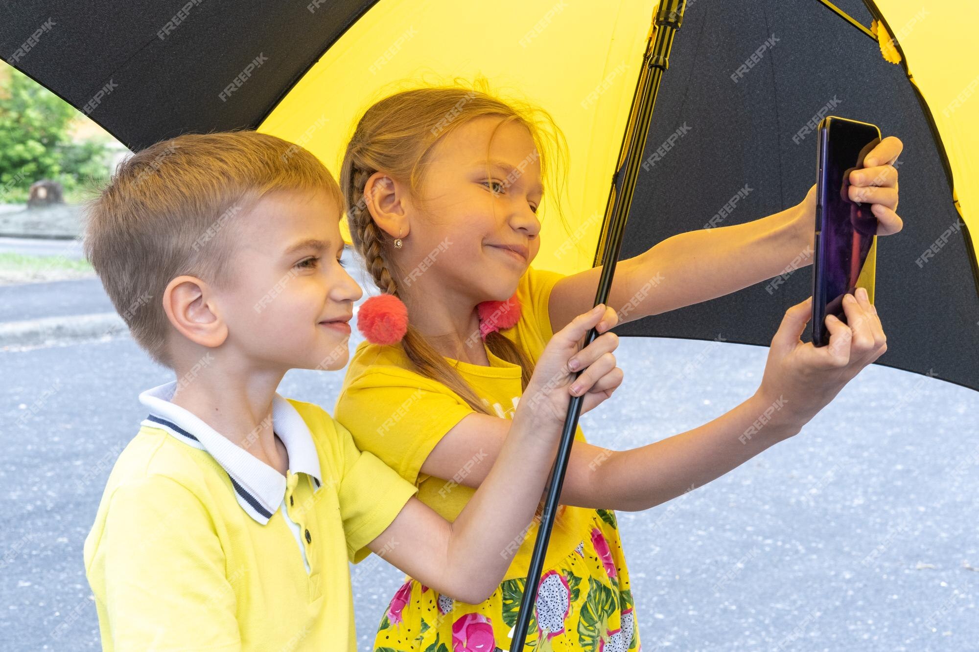 Crianças Com O Telefone Celular Exterior Dois Meninos Que Sorriem