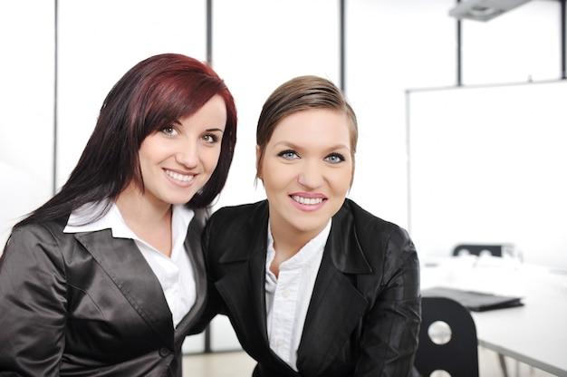 Foto retrato de duas empresárias na reunião de negócios no escritório