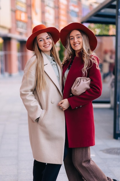 Retrato de duas jovens e belas mulheres elegantes usando stylis