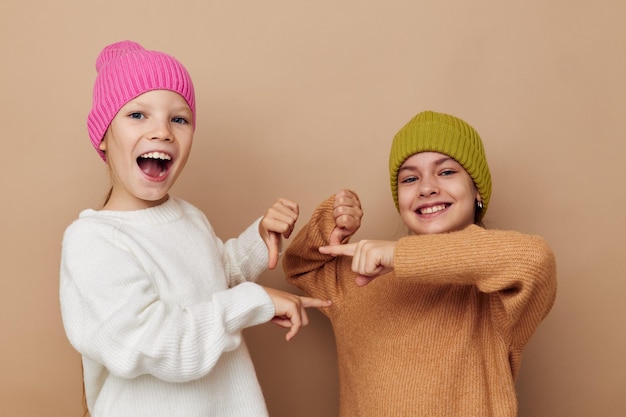 Retrato de duas meninas alegres em chapéus posando amizade