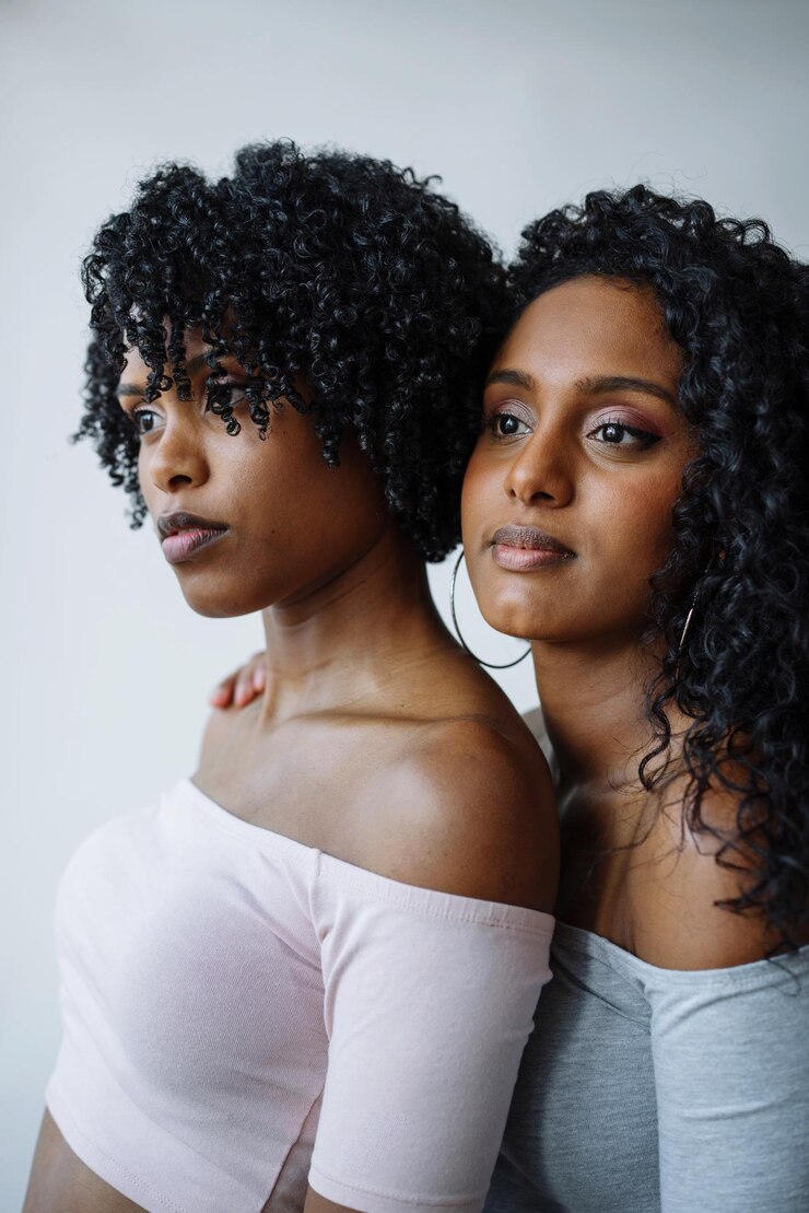 Foto retrato de duas mulheres de cor abraçadas