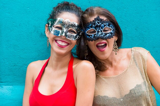 Foto retrato de duas mulheres usando máscara de carnaval de veneza salvador bahia brasil