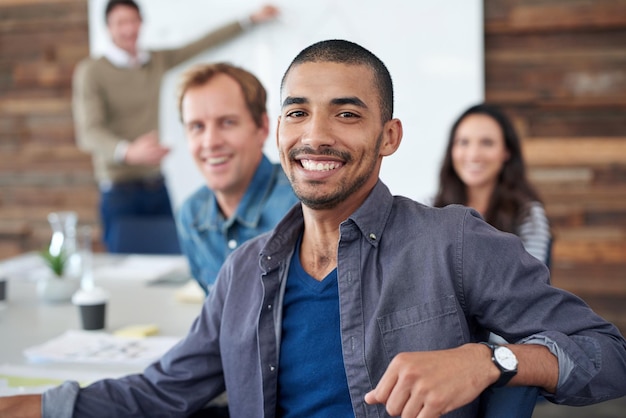 Retrato de empregado masculino e trabalho em equipe em uma startup Colaboração de negócios e diversidade no trabalho para a unidade da empresa Trabalhadores de grupo felizes e funcionários de parceria e sorriso junto com as pessoas para o projeto