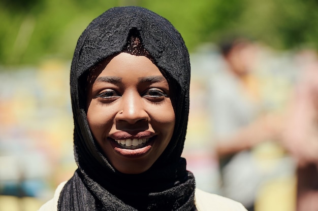 Retrato de empresária africana negra vestindo roupas islâmicas tradicionais