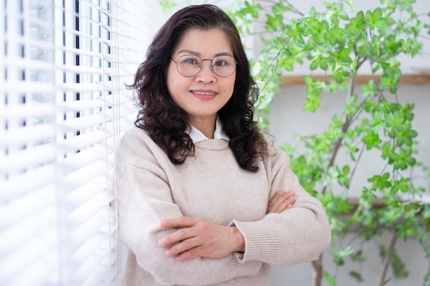 Retrato de empresária asiática sênior em casa