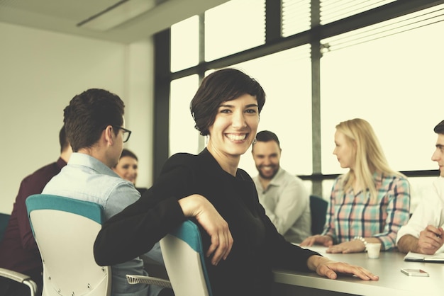 Retrato de empresária bem sucedida Empreendedor no escritório de inicialização ocupado