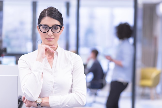 Retrato de empresária bem sucedida empreendedor no escritório de inicialização ocupado