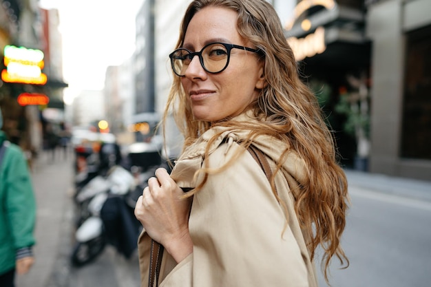 Retrato de empresária caucasiana em óculos na rua da cidade