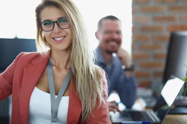 Retrato de empresária feliz em copos no local de trabalho no escritório