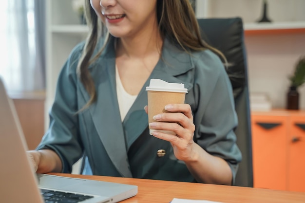 Retrato de empresária sorri freelancer financeiro sentado no café trabalhando para descansar desfrutar de cafeína latte escritório bebida quente