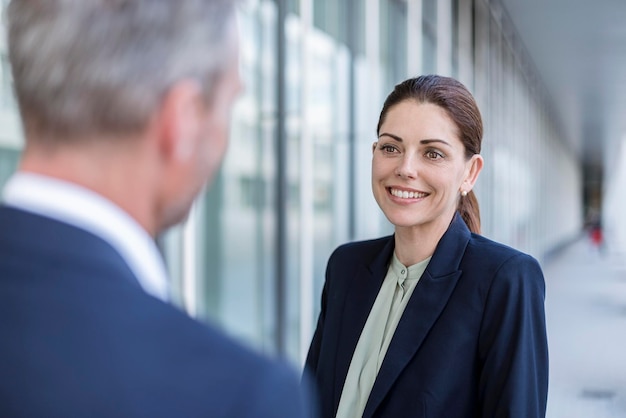 Retrato de empresária sorridente cara a cara com o parceiro de negócios