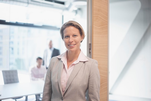 Retrato de empresária sorridente no escritório