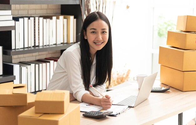 Retrato de empresária sorridente sentado na mesa