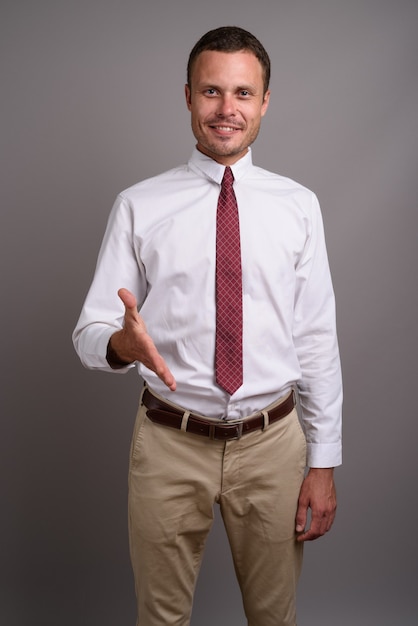 Retrato de empresário bonito em cinza