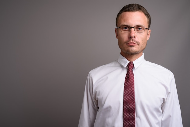 Retrato de empresário bonito em cinza