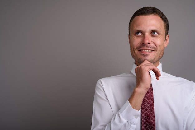 Retrato de empresário bonito em cinza