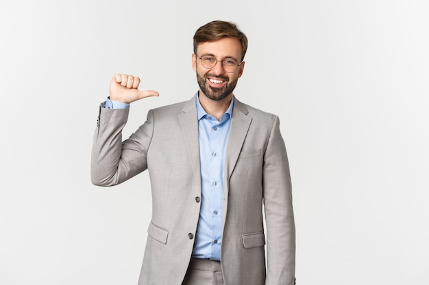 Retrato de empresário confiante e bem-sucedido com barba, usando óculos