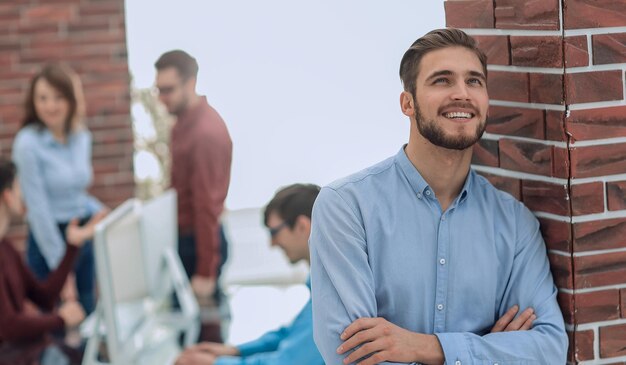 Foto retrato de empresário confiante e sorridente bonito