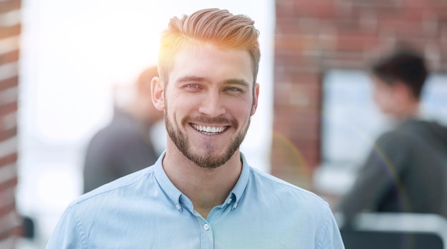 Retrato de empresário confiante no escritório.