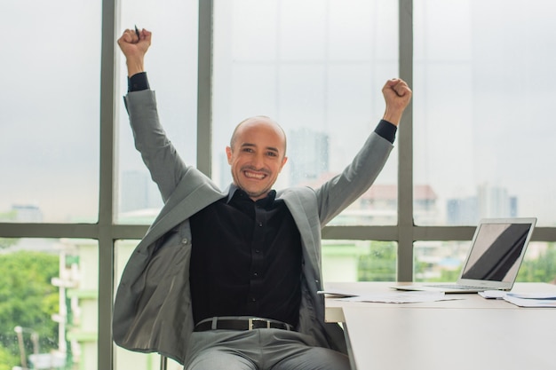 Retrato de empresário de sucesso no escritório