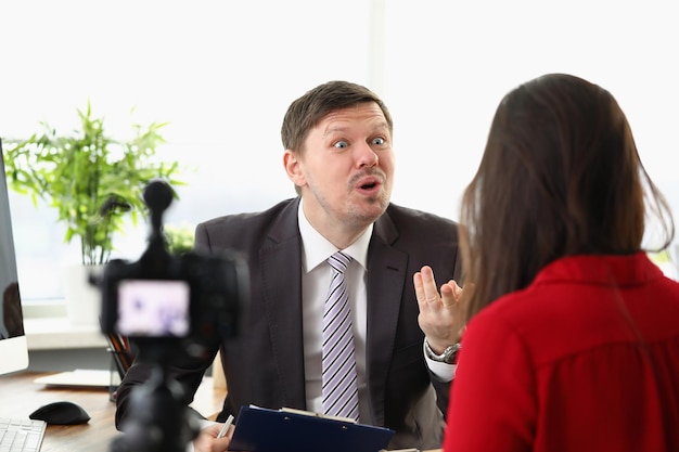 Retrato de empresário discutindo tópicos políticos cavalheiro falando sobre condições de