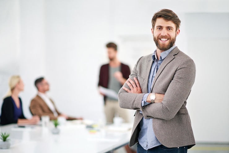 Foto retrato de empresário e local de trabalho de coworking para trabalho criativo empregado feliz e metas da empresa com visão de crescimento pessoas escritório e reunião de negócios gerente de projeto e pessoa masculina feliz
