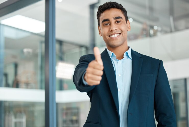 Foto retrato de empresário e trabalhando com os polegares para cima sim e votar no preço da bolsa de valores pessoa masculina felicidade e entusiasmado com a oportunidade de investimento no projeto de negociação e feedback como analista