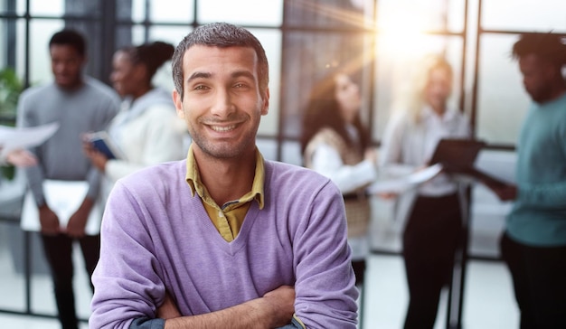 Retrato de empresário em pé no escritório durante o dia de trabalho