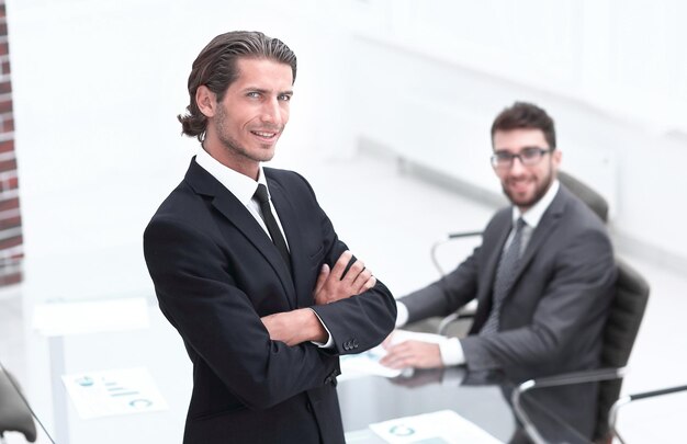 Retrato de empresário em pé no escritório