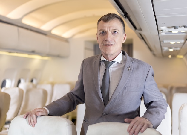 Retrato de empresário em um avião, passageiro relaxante