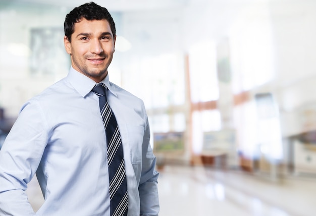 Foto retrato de empresário feliz em segundo plano