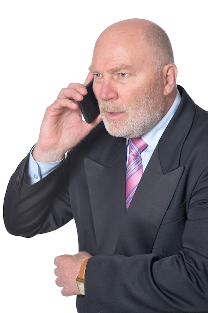 Retrato de empresário idoso com telefone celular no fundo