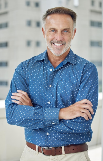 Retrato de empresário maduro e orgulho na cidade com gerente para agência de startup carreira corporativa e confiança CEO masculino conselheiro financeiro e confiança no telhado com executivo e feliz no Canadá