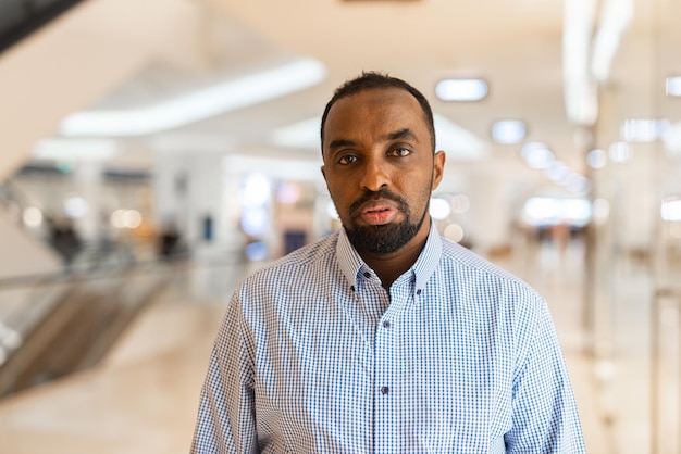 Retrato de empresário negro bonito na cidade