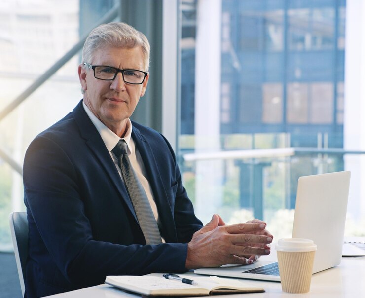Foto retrato de empresário profissional e no escritório com um laptop para comunicação e conectividade empresa corporativa e um gerente ou chefe de uma agência com um pc para rede e internet no trabalho